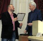 Генри Резник (справа) вручил диплом Андрею Столбунову